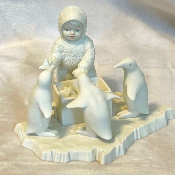 Dept 56 Winter Tales of the Snowbabies Helpful Friends Figurine Collectable - Picture 2 of 8
